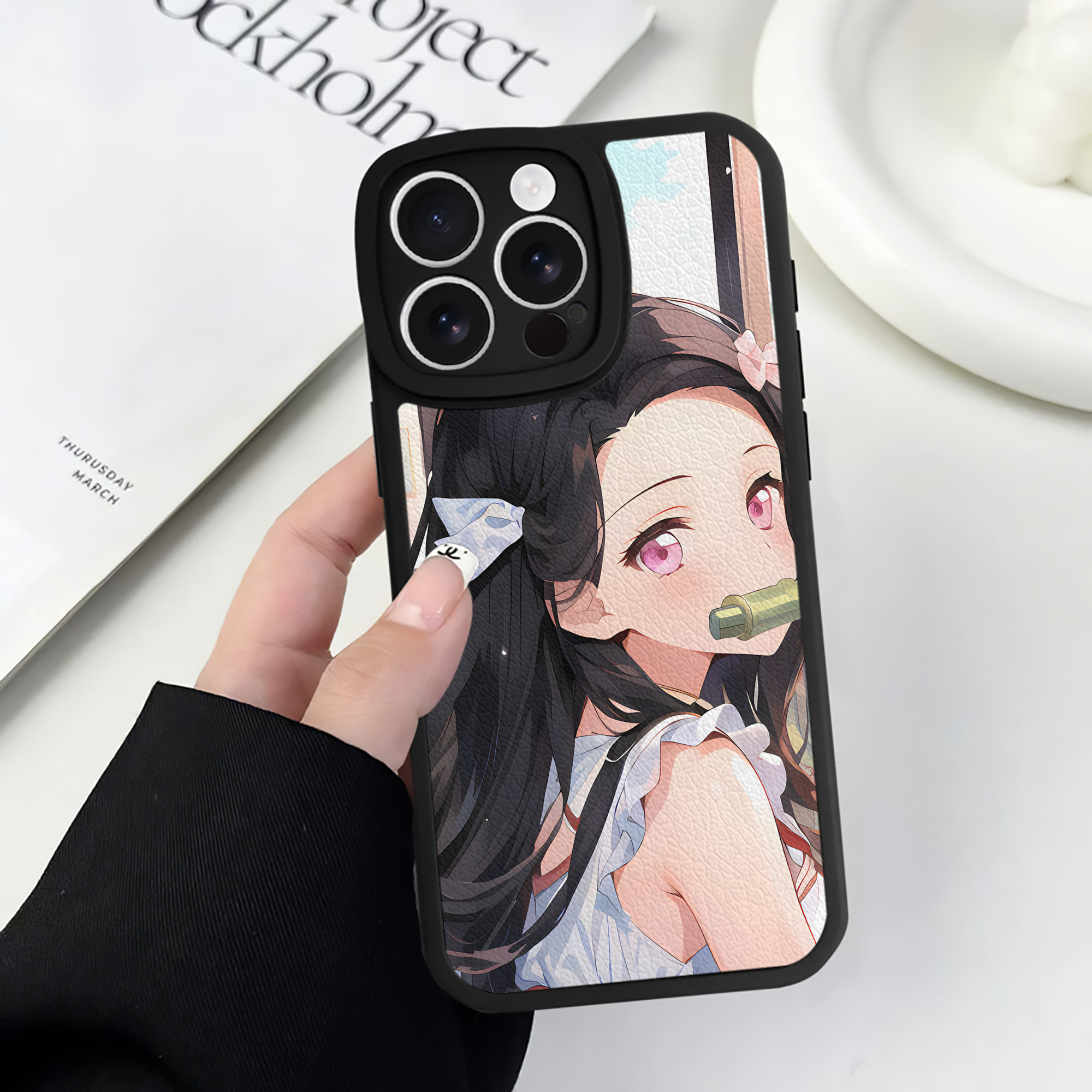 （画像用） 鬼滅の刃（きめつのやいば）竈門 禰󠄀豆子／かまど ねずこ Kamado Nezuko 【iPhone 16シリーズ対応】シリコンスマホケース（レザー調） 材質：シリコン